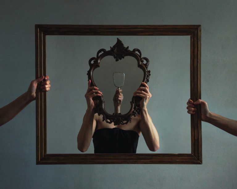 Κατερίνας Αγγελάκη-Ρουκ – Εξομολόγηση στον καθρέφτη
